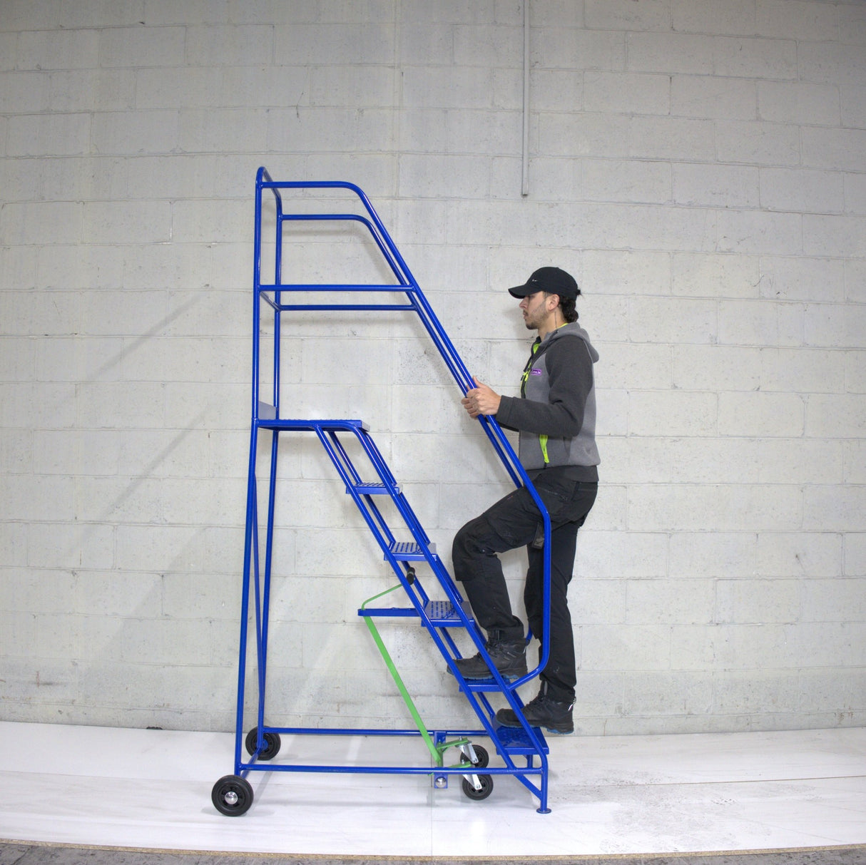Industrial 06 tread mobile step 2500h x 850w x 1360 long - Platform 1500mm high - RackZone