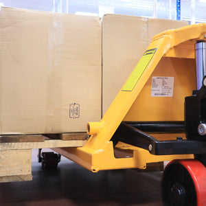 RackZone Pallet Truck 2500kg, PU wheels, 1150x550mm – heavy-duty lifting.