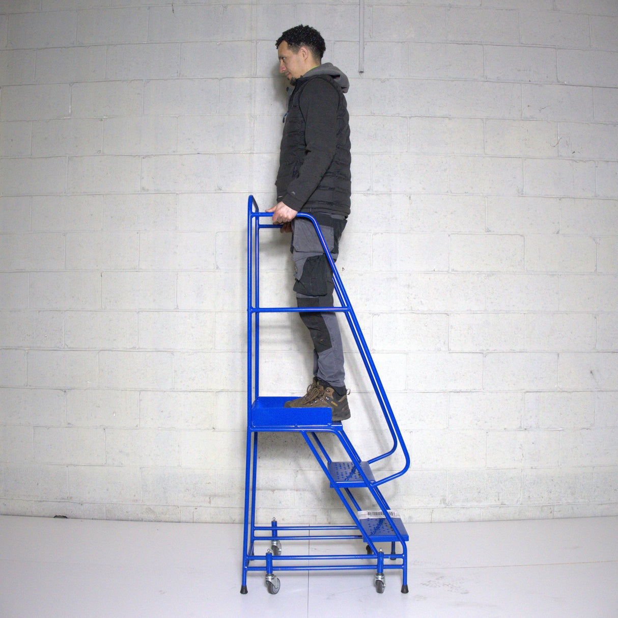 Industrial 03 tread mobile step NARROW AISLE 1500h x 600w x 753 long Platform 500mm high BLUE - RackZone