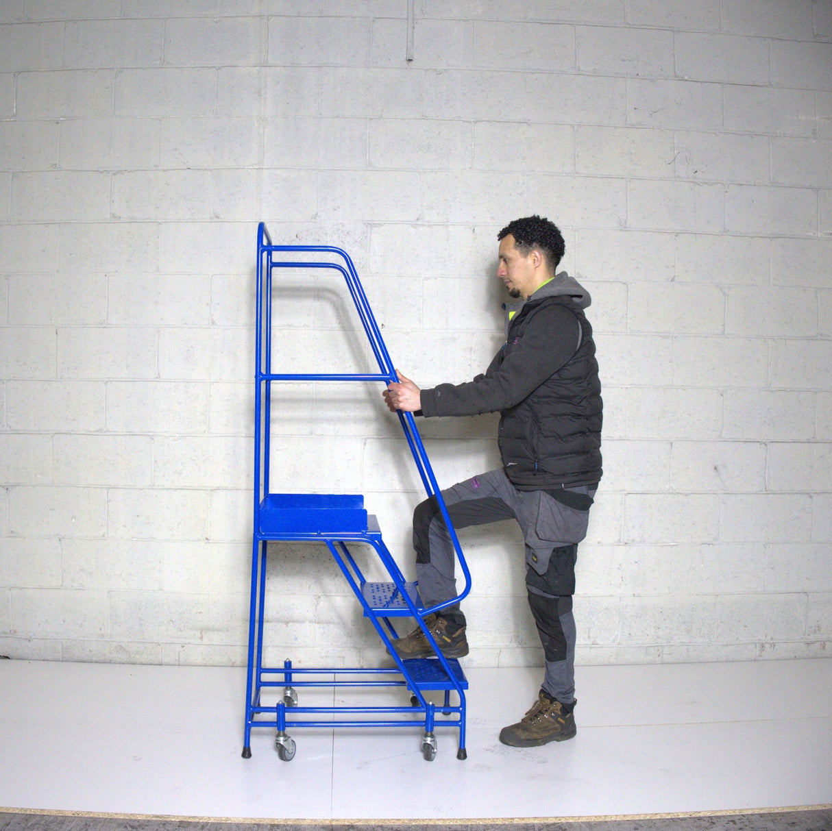 Industrial 03 tread mobile step NARROW AISLE 1500h x 600w x 753 long Platform 500mm high BLUE - RackZone
