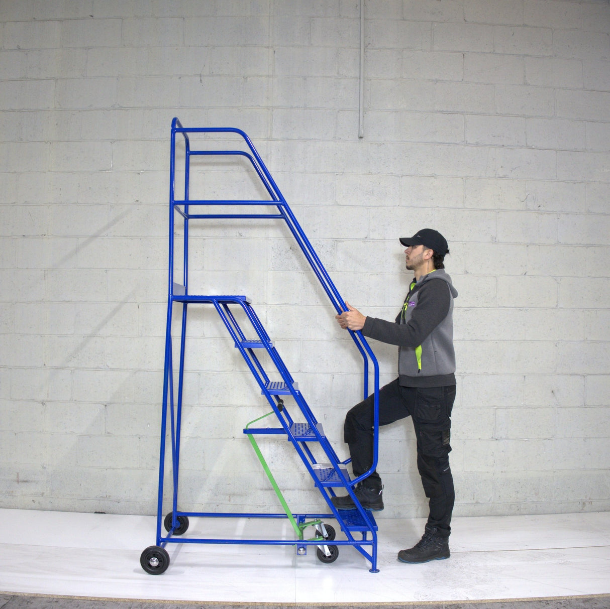 Industrial 06 tread mobile step 2500h x 850w x 1360 long - Platform 1500mm high - RackZone