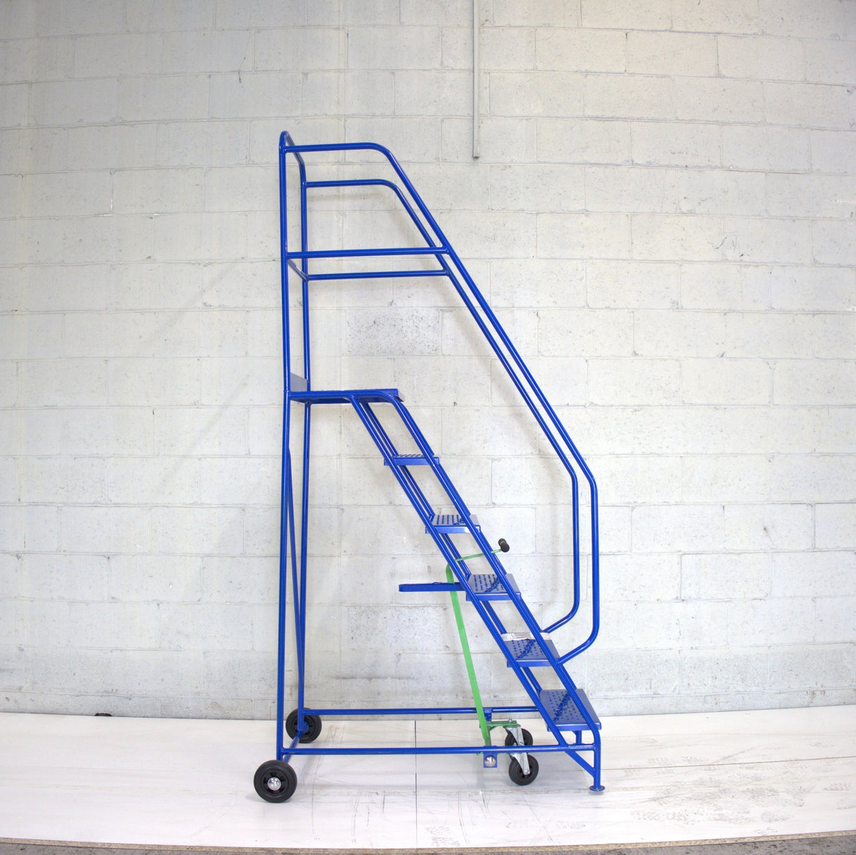 Industrial 06 tread mobile step 2500h x 850w x 1360 long - Platform 1500mm high - RackZone