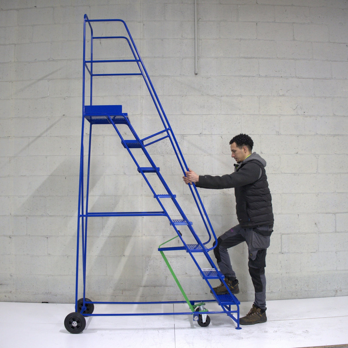 Industrial 08 tread mobile step NARROW AISLE 2750h x 630w x 1510 long - Platform 2000mm high BLUE - RackZone