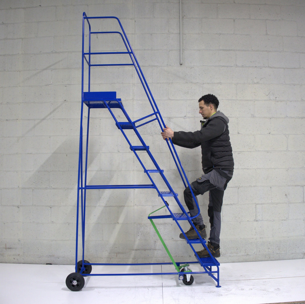 Industrial 08 tread mobile step NARROW AISLE 2750h x 630w x 1510 long - Platform 2000mm high BLUE - RackZone